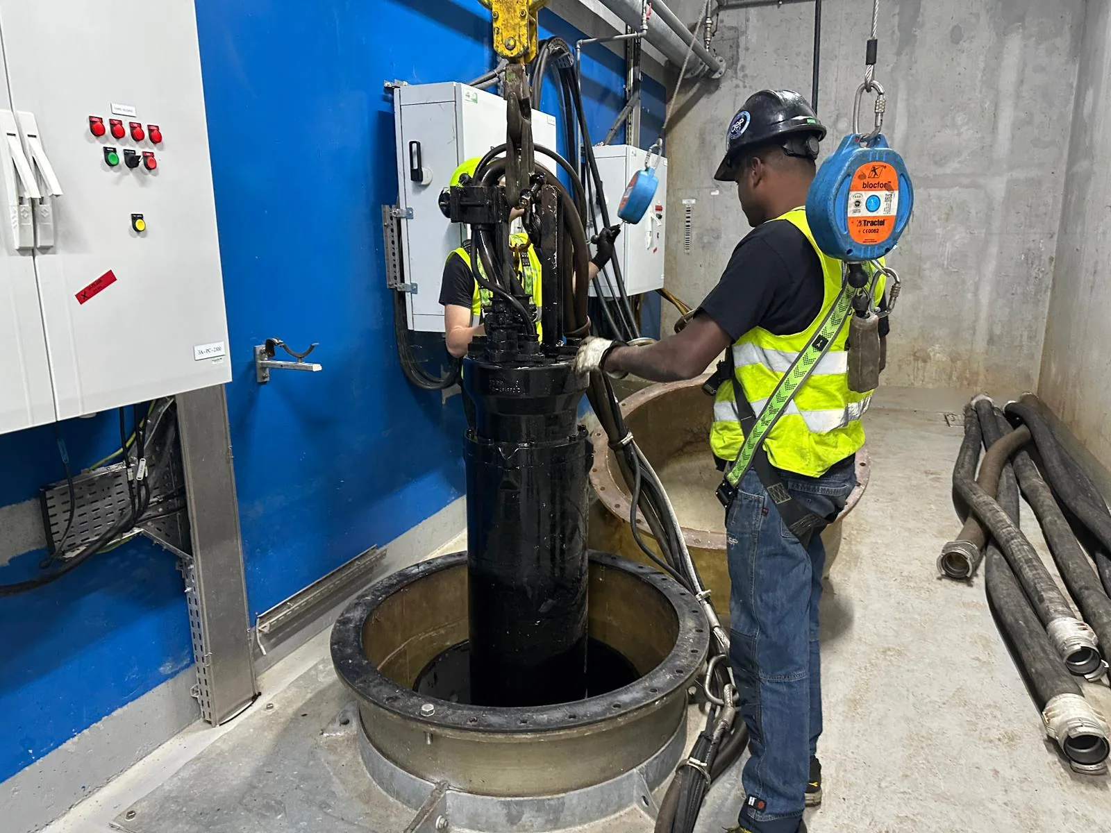Extraction et réparation de pompe submersible : reportage terrain AEP