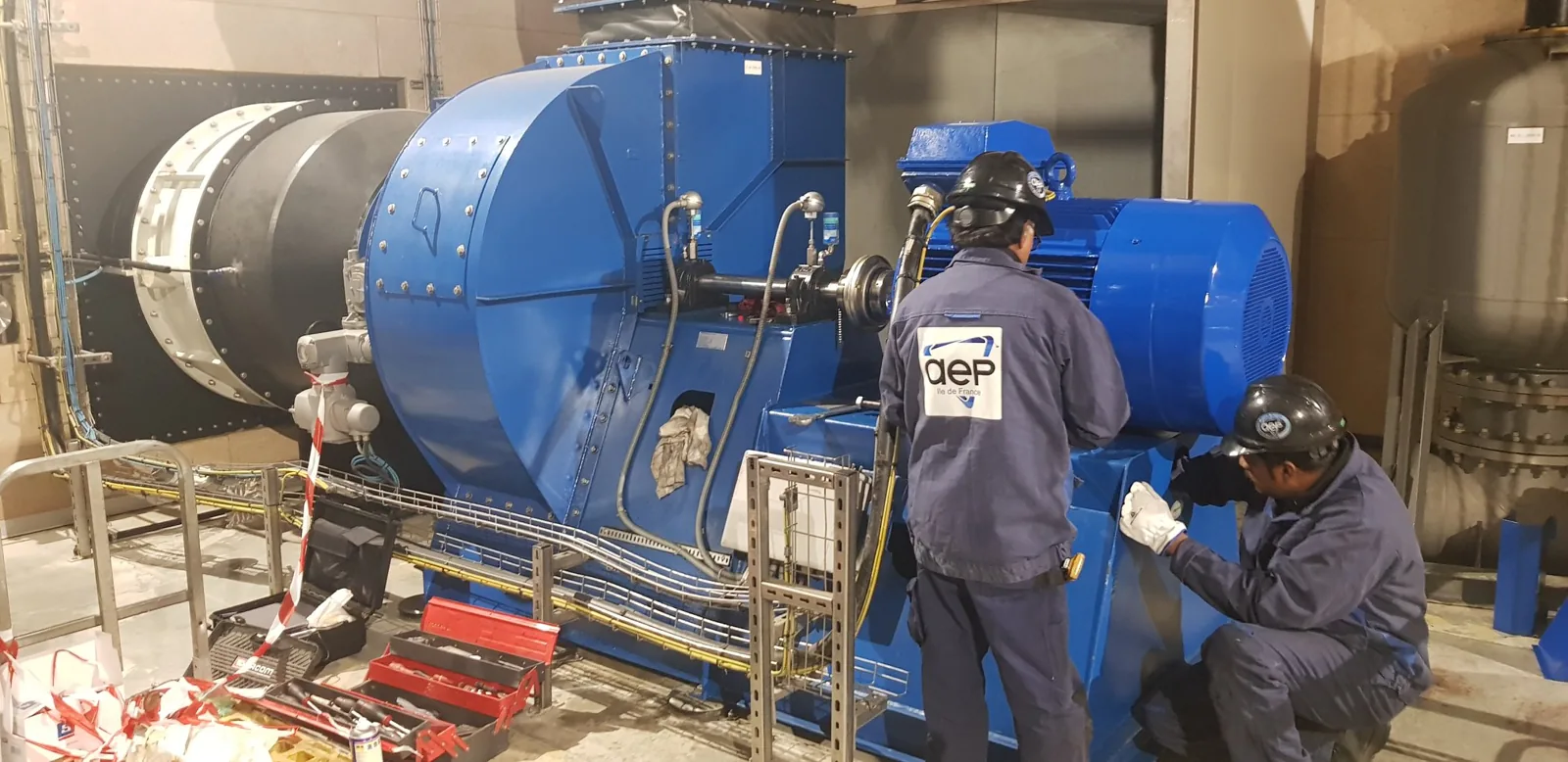Équipe AEP en intervention sur un groupe moto-ventilateur